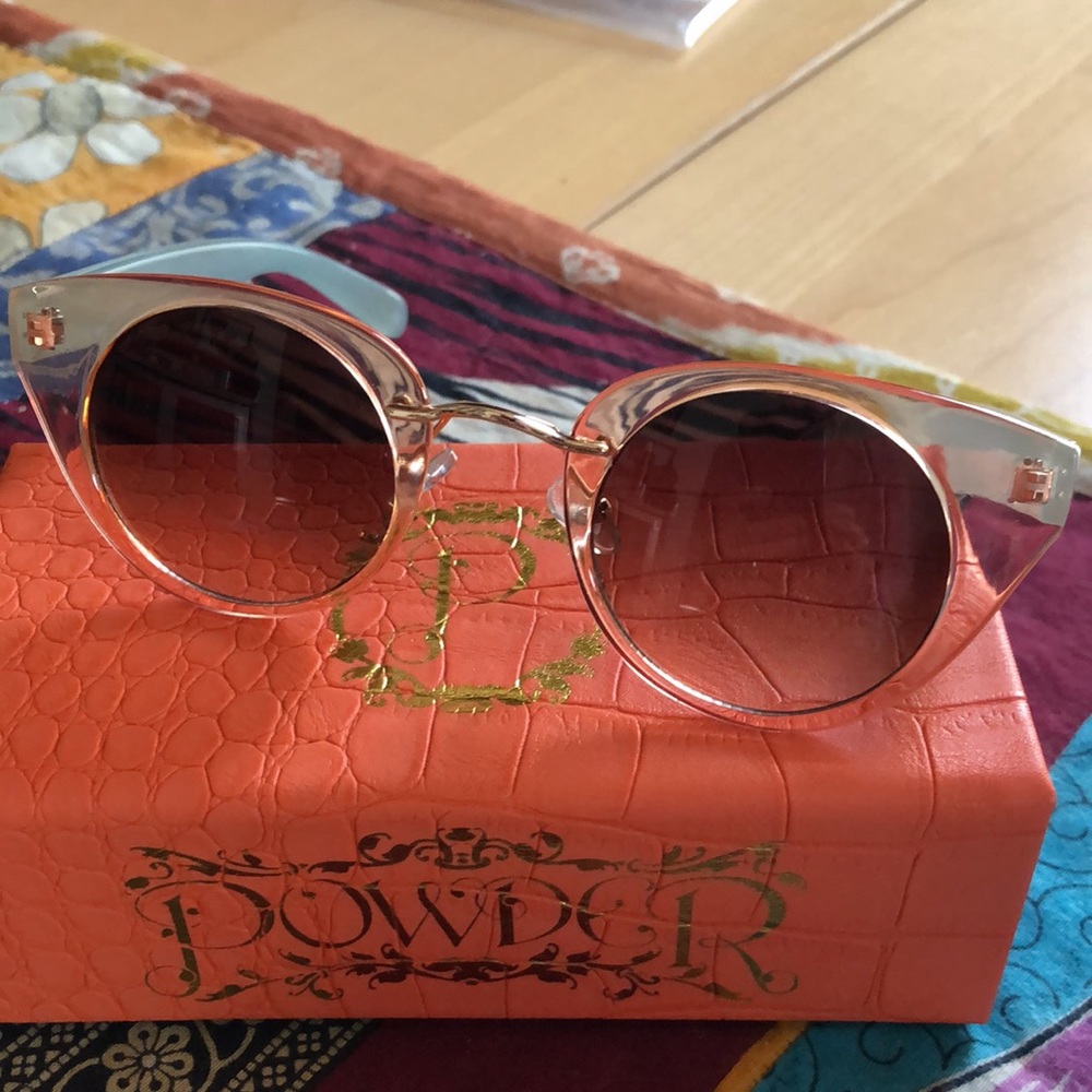 Powder sunglasses. Nearly new, fashionable and tinted lens. - Picture 6 of 6